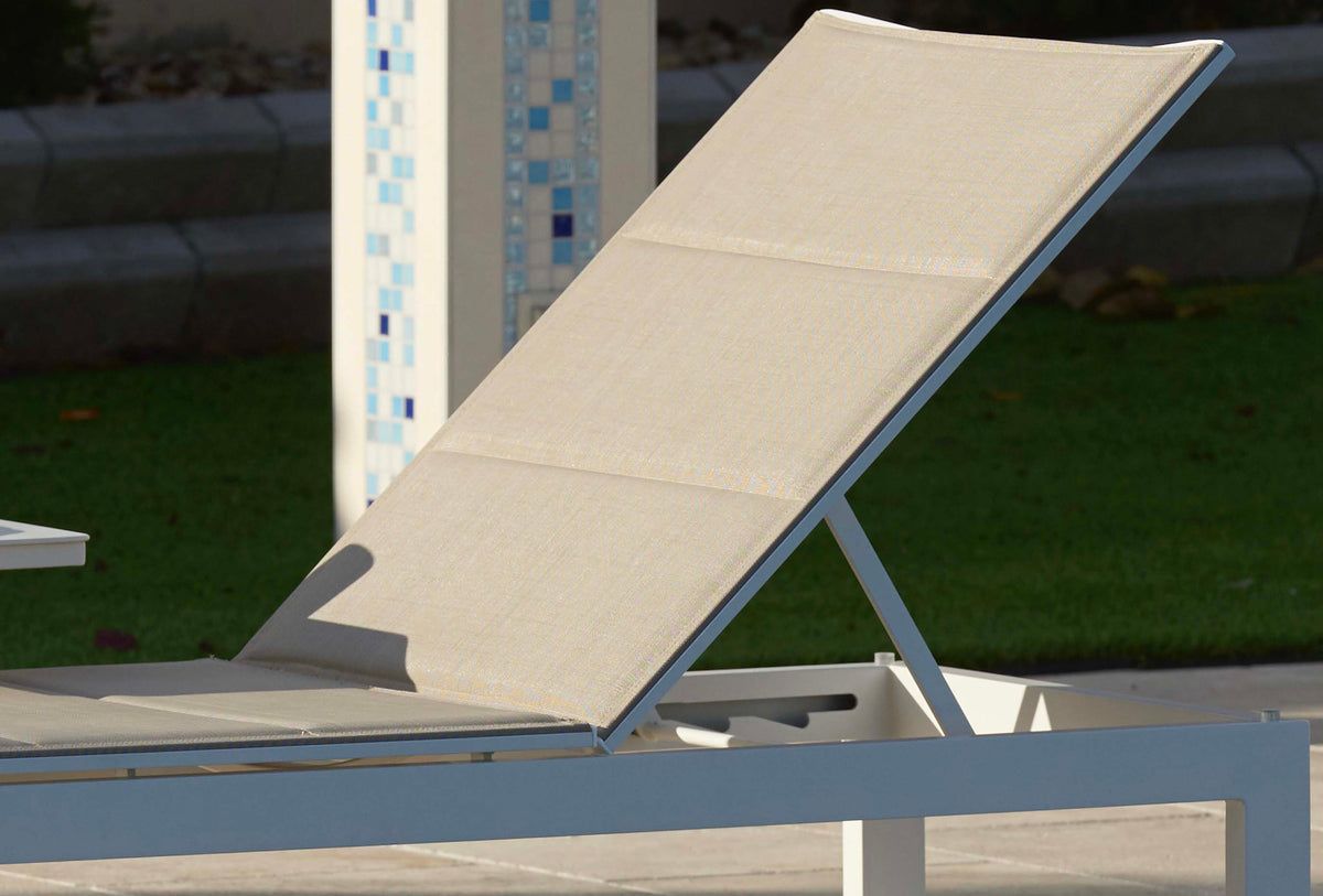 Como aluminum chaise lounge with taupe quilted sling – shown outdoors (5)