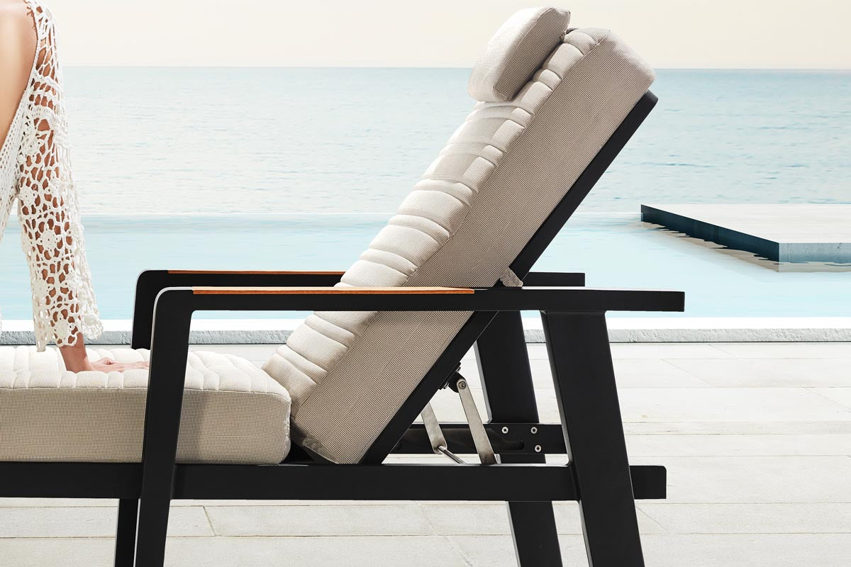 Lovy aluminum and teak chaise lounges, set of 2 – close-up detail