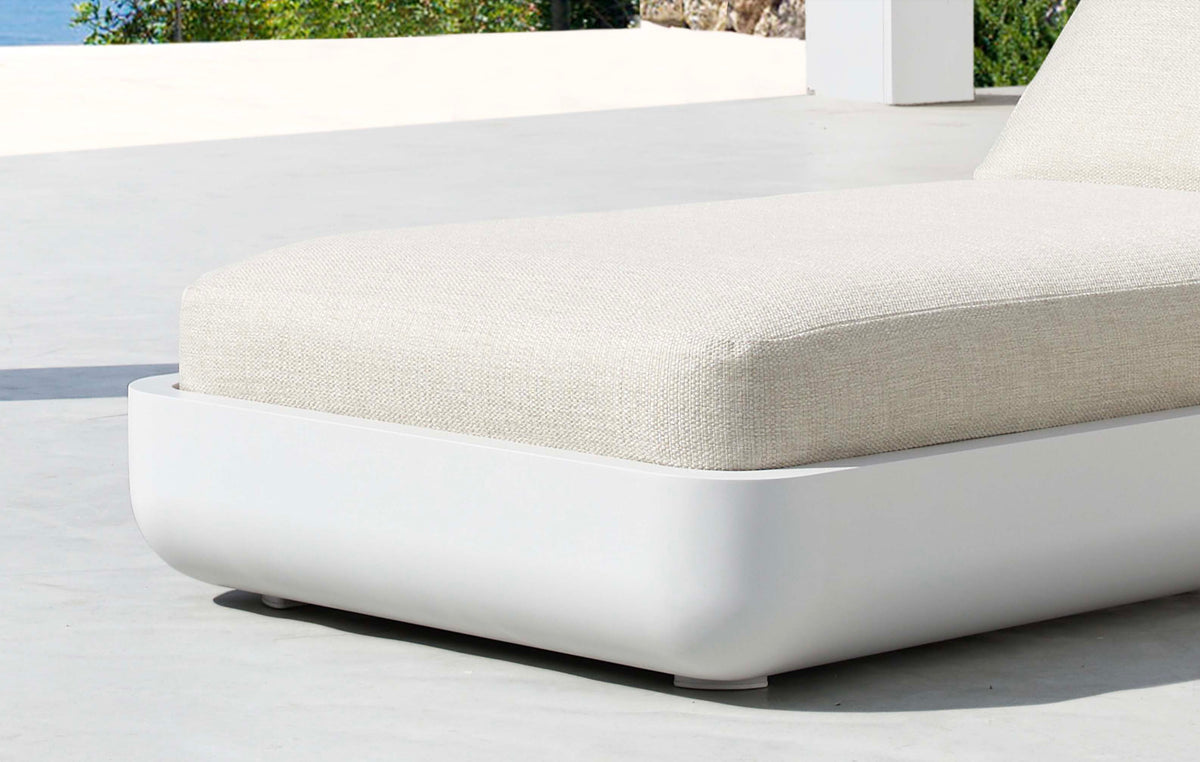 Mae curved white aluminum chaise lounge – close-up detail