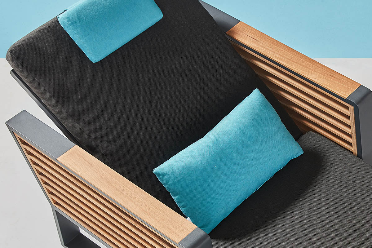 Cofy cushioned aluminum and teak chaise lounge – close-up detail (2)