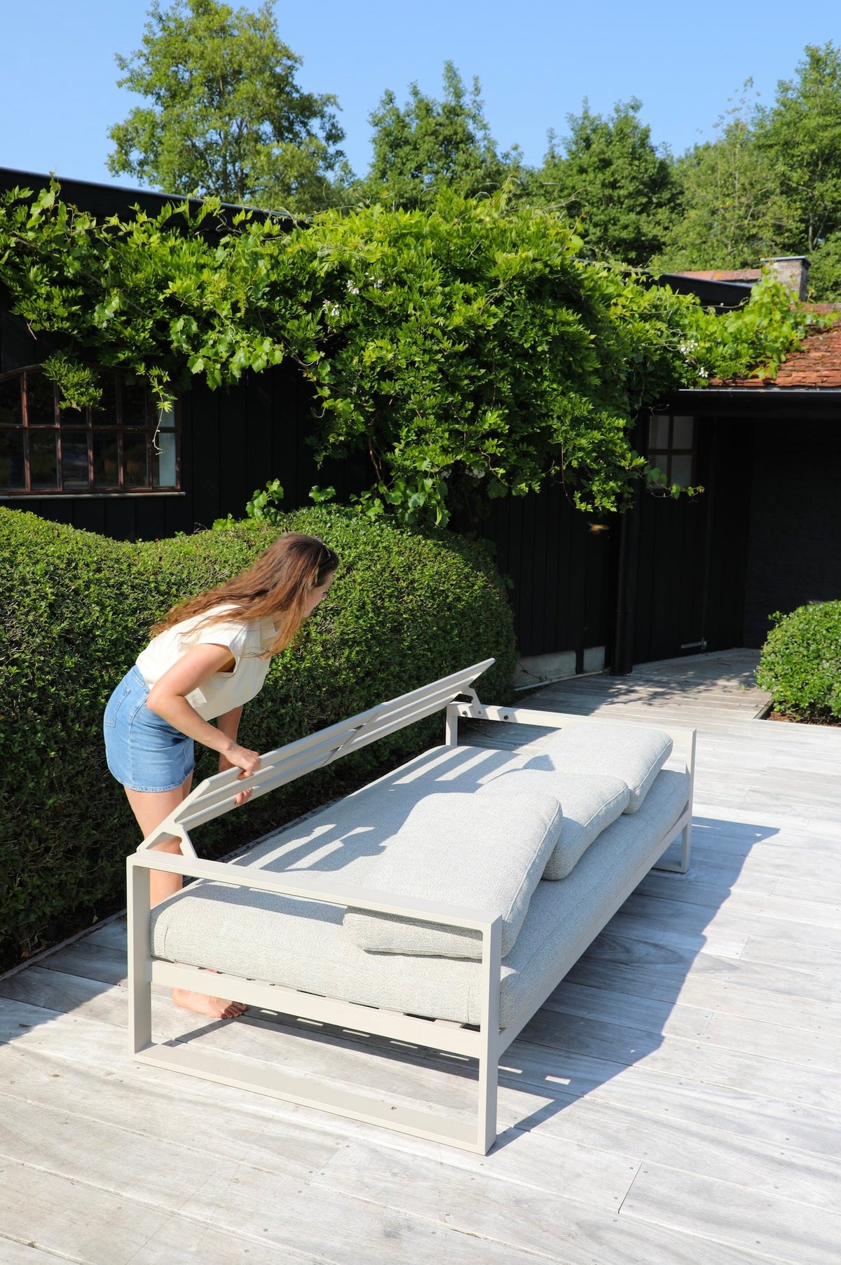 Mael convertible aluminum outdoor sofa daybed – shown in use (4)