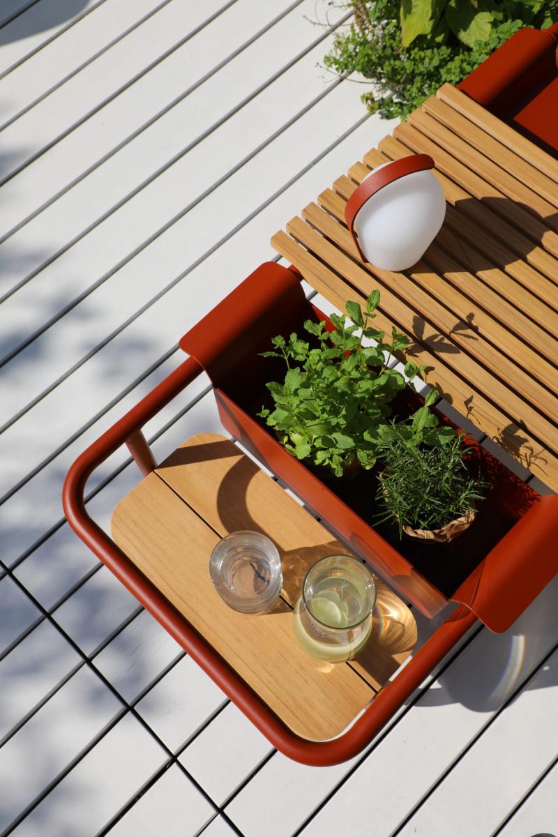Sunny aluminum coffee table with teak center and drink cooler – shown outdoors (3)