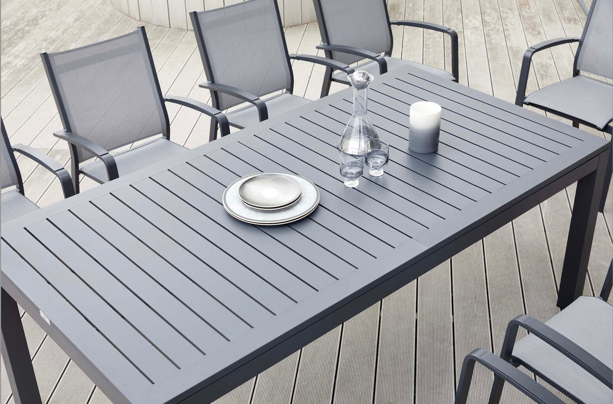 Filly extendable anthracite aluminum outdoor dining table – close-up detail (2)