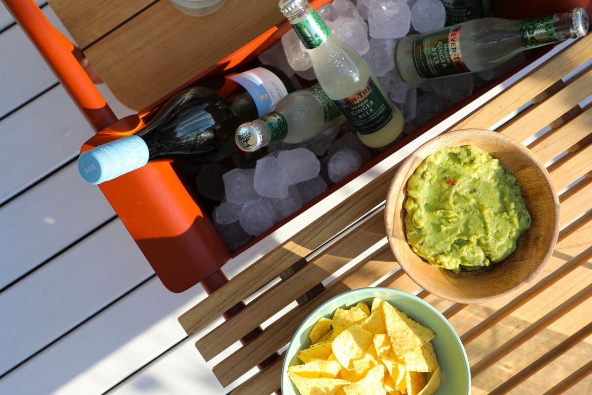Sunny aluminum coffee table with teak center and drink cooler – close-up detail