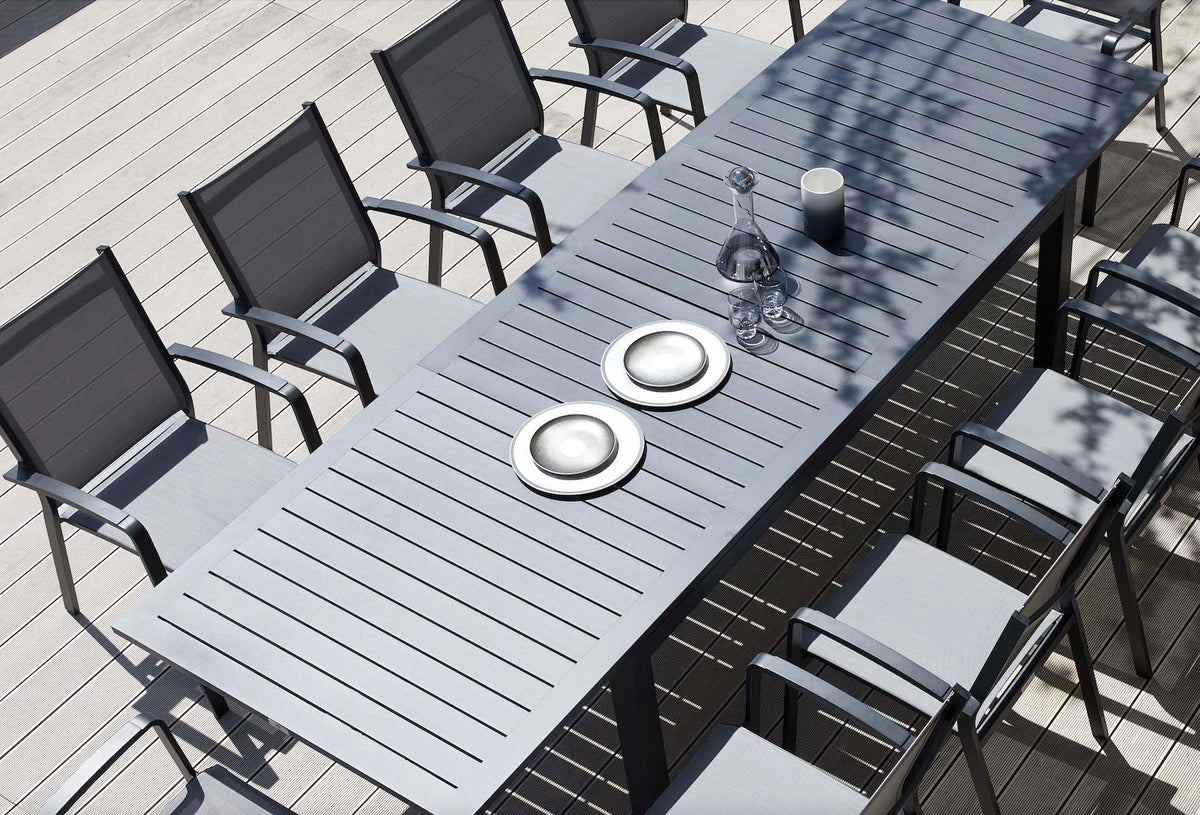 Filly extendable anthracite aluminum outdoor dining table – close-up detail