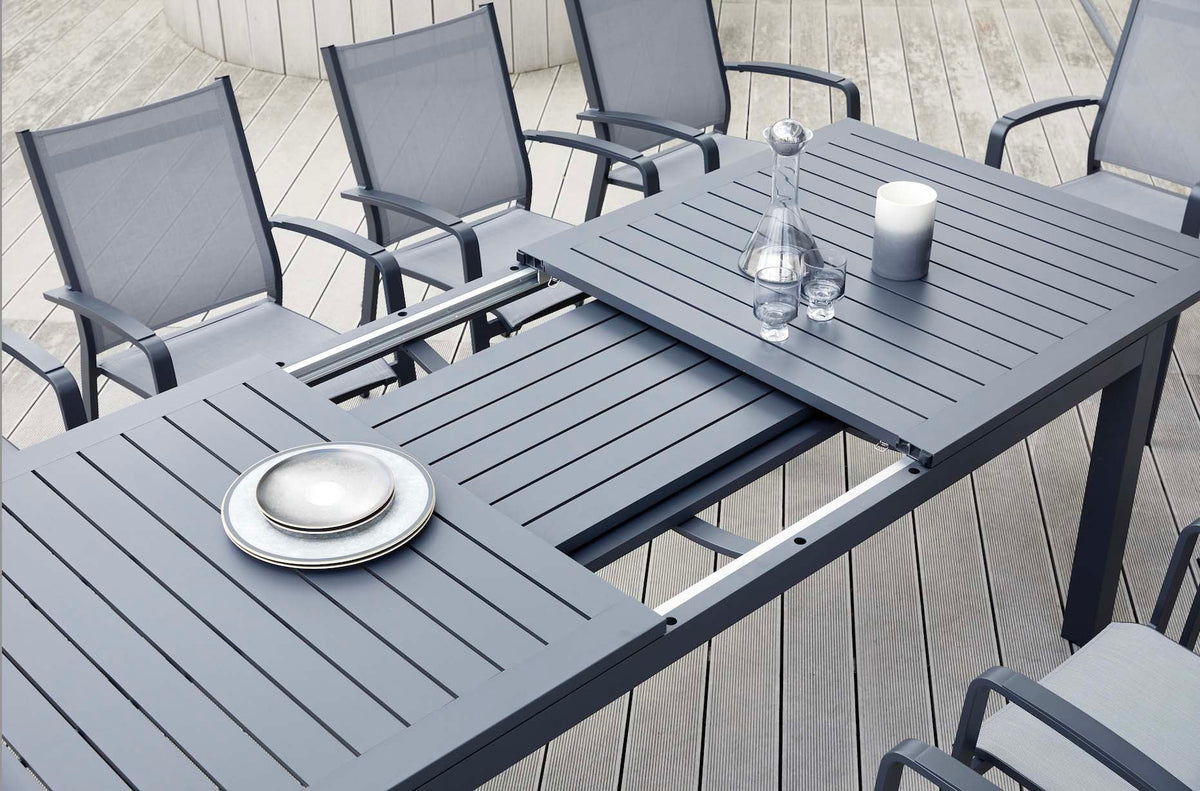 Filly extendable anthracite aluminum outdoor dining table – close-up detail (3)