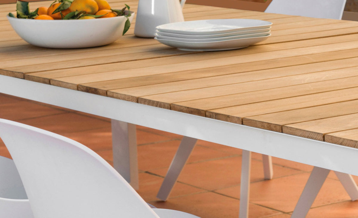 Como white aluminum and teak outdoor dining table, 240 cm – close-up detail