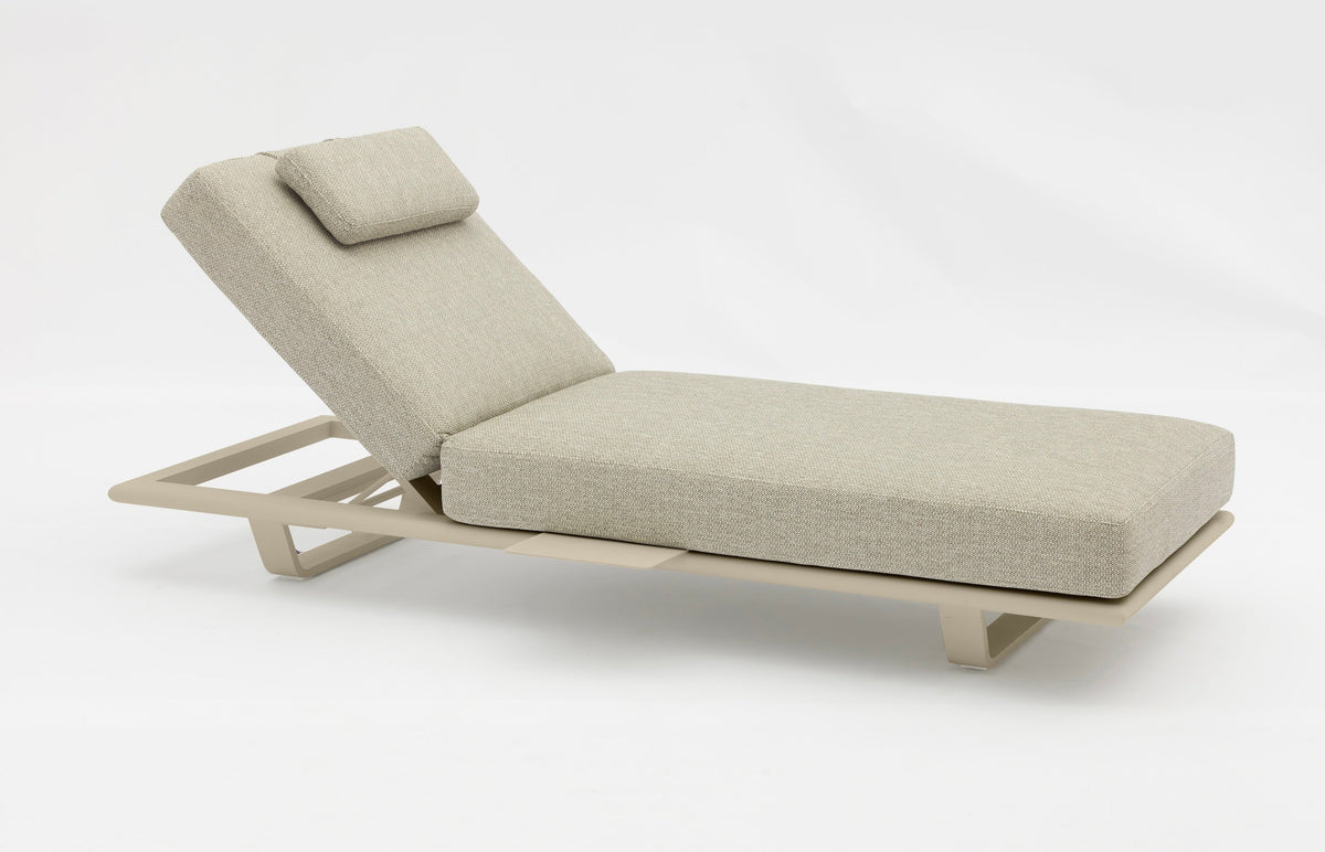 Niri beige aluminum chaise lounge with gray cushion