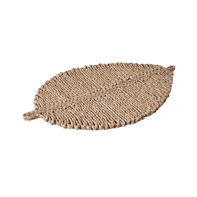 Leaf-shaped braided golden straw placemat