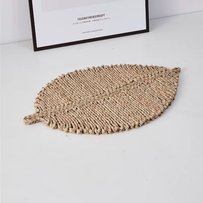 Leaf-shaped braided golden straw placemat – another view