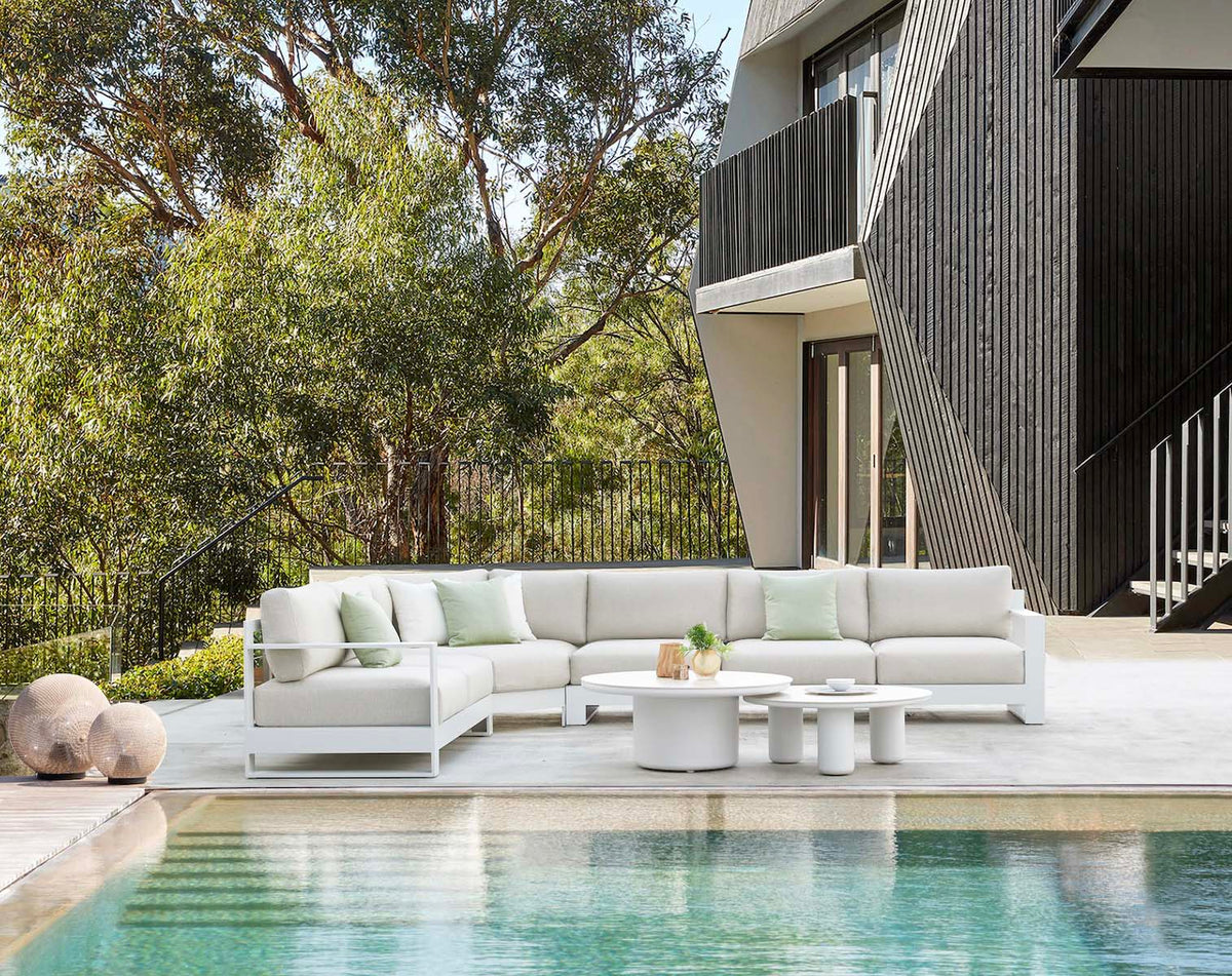 Iris Cosy white aluminum outdoor sectional with extra-wide corner seat – shown outdoors (3)