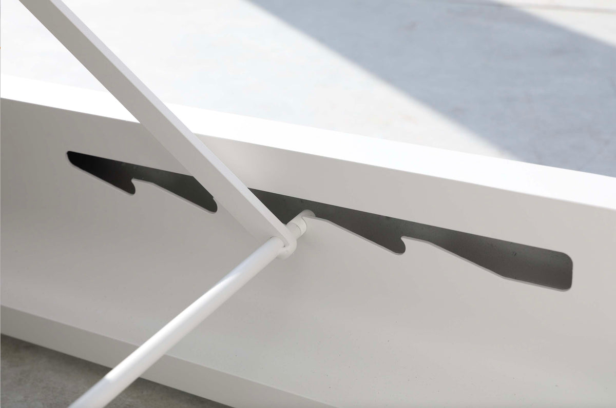 Mae curved white aluminum chaise lounge – close-up detail (2)