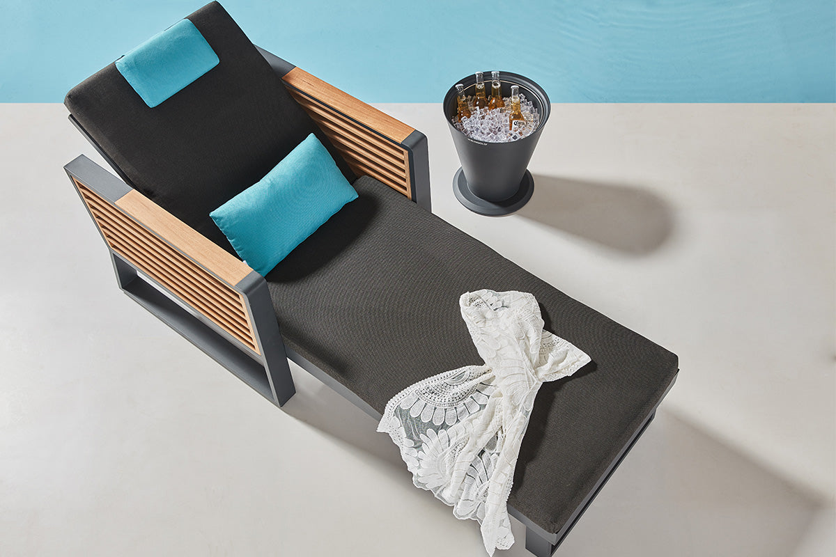 Cofy cushioned aluminum and teak chaise lounge – close-up detail