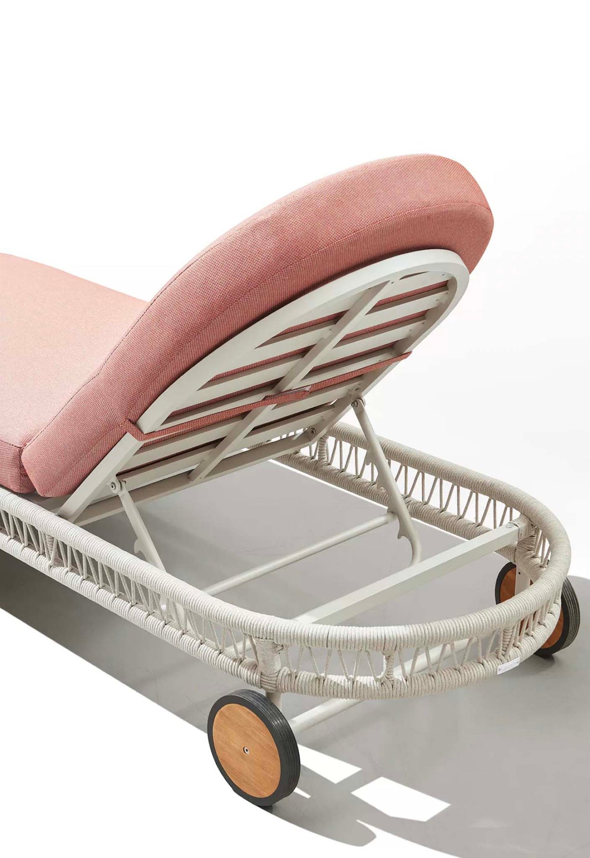 Rose rope and aluminum chaise lounge with pink cushion – close-up detail