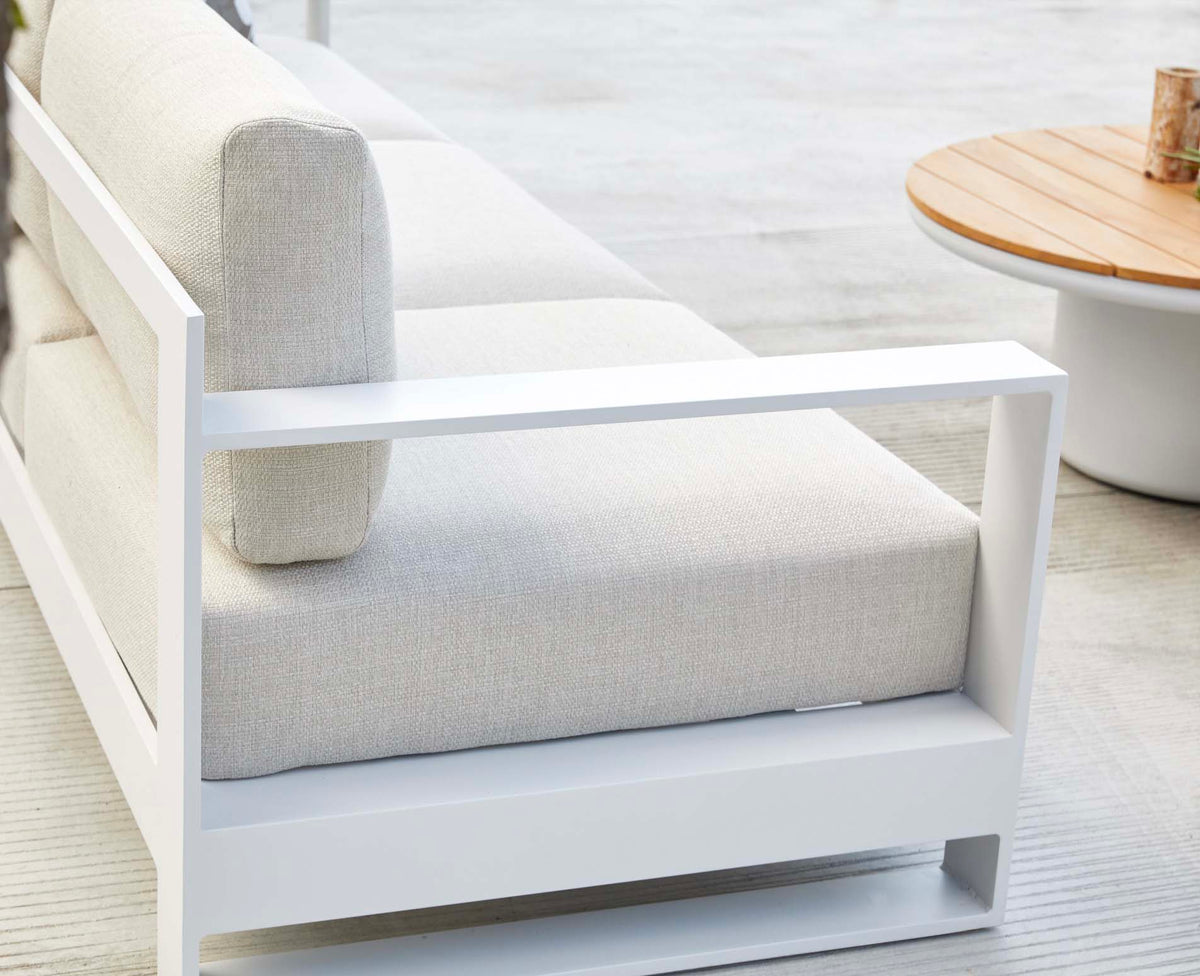 Iris Cosy white aluminum outdoor sectional with extra-wide corner seat – close-up detail