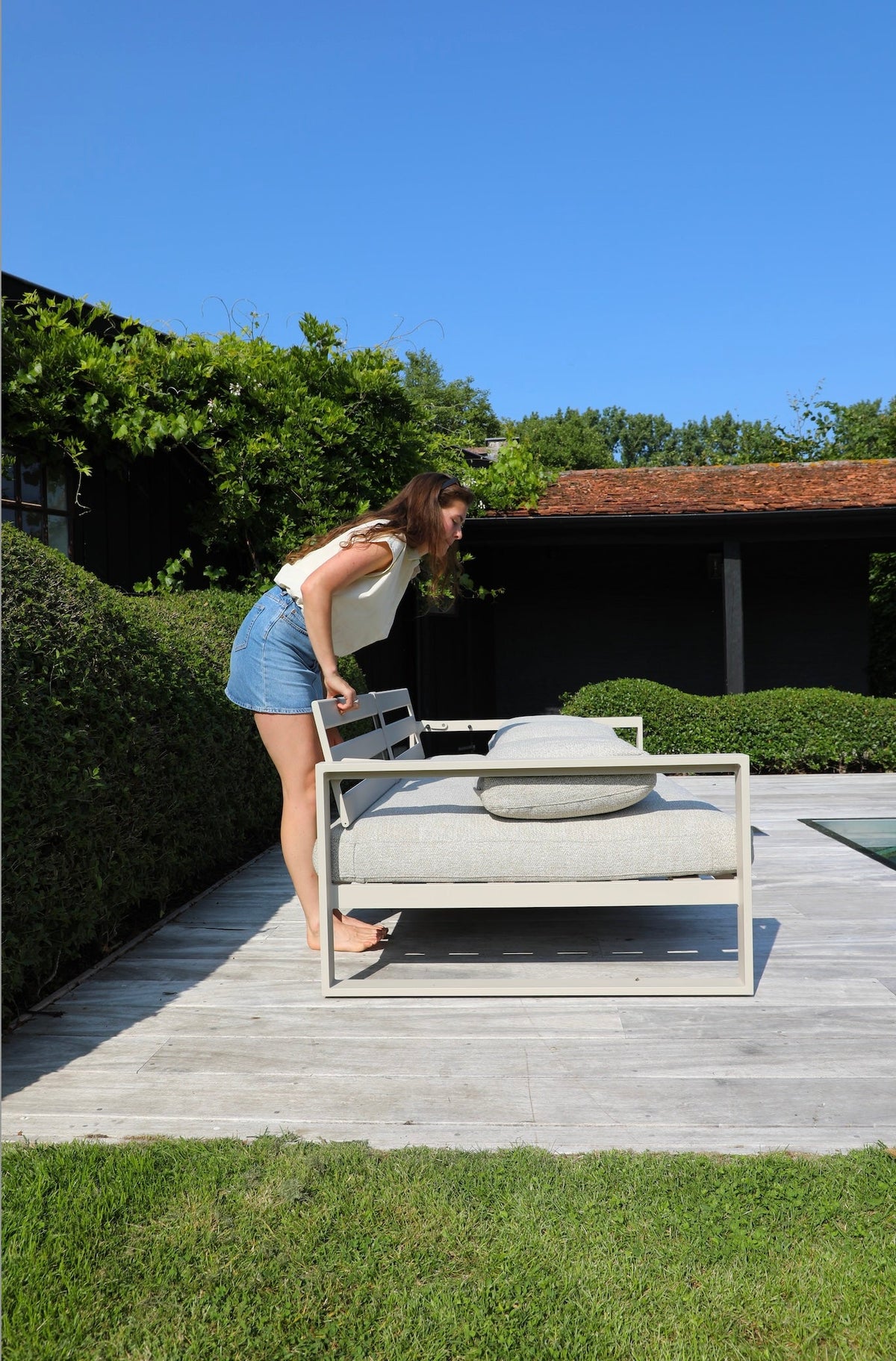 Mael convertible aluminum outdoor sofa daybed – shown in use (8)