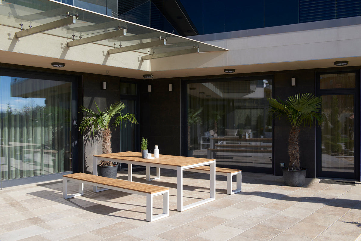 Como white aluminum and teak outdoor dining table, 200 cm – shown outdoors (3)