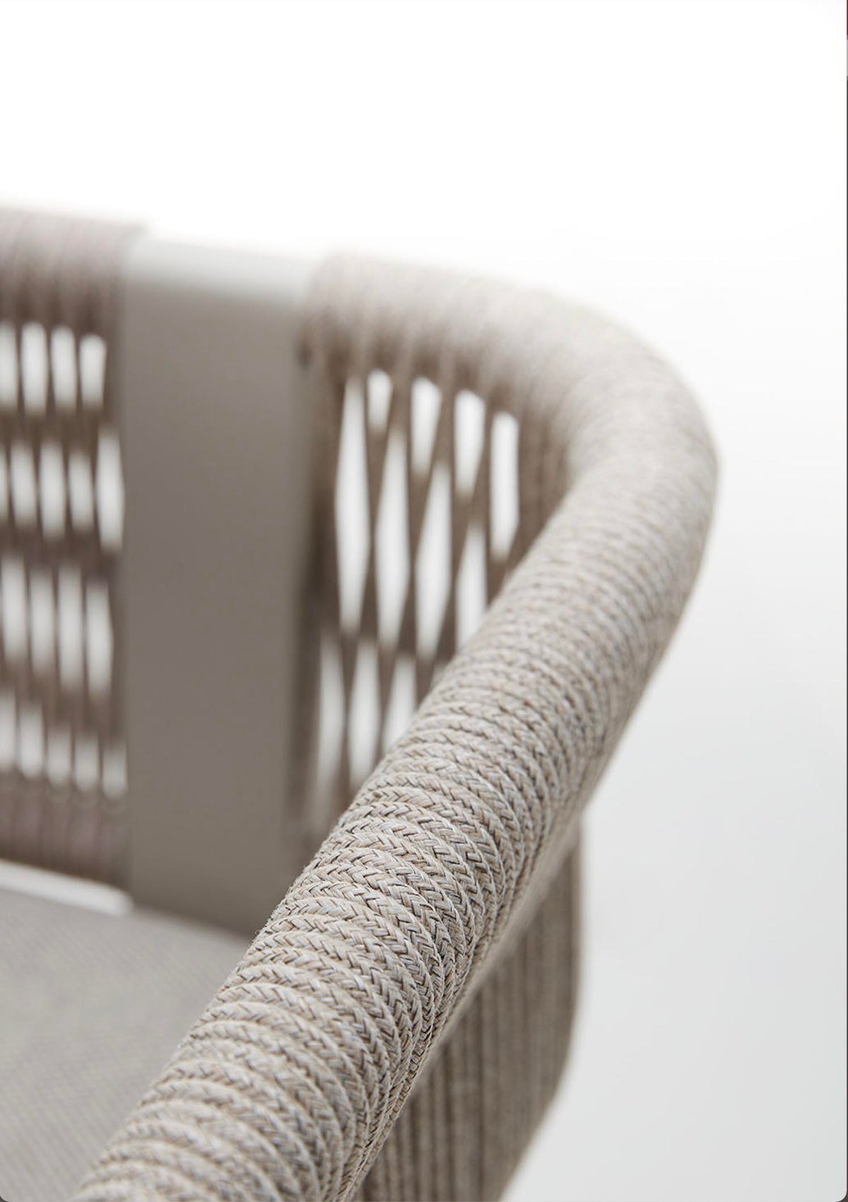 Olby aluminum and rope chaise lounges, set of 2 with teak table – close-up detail
