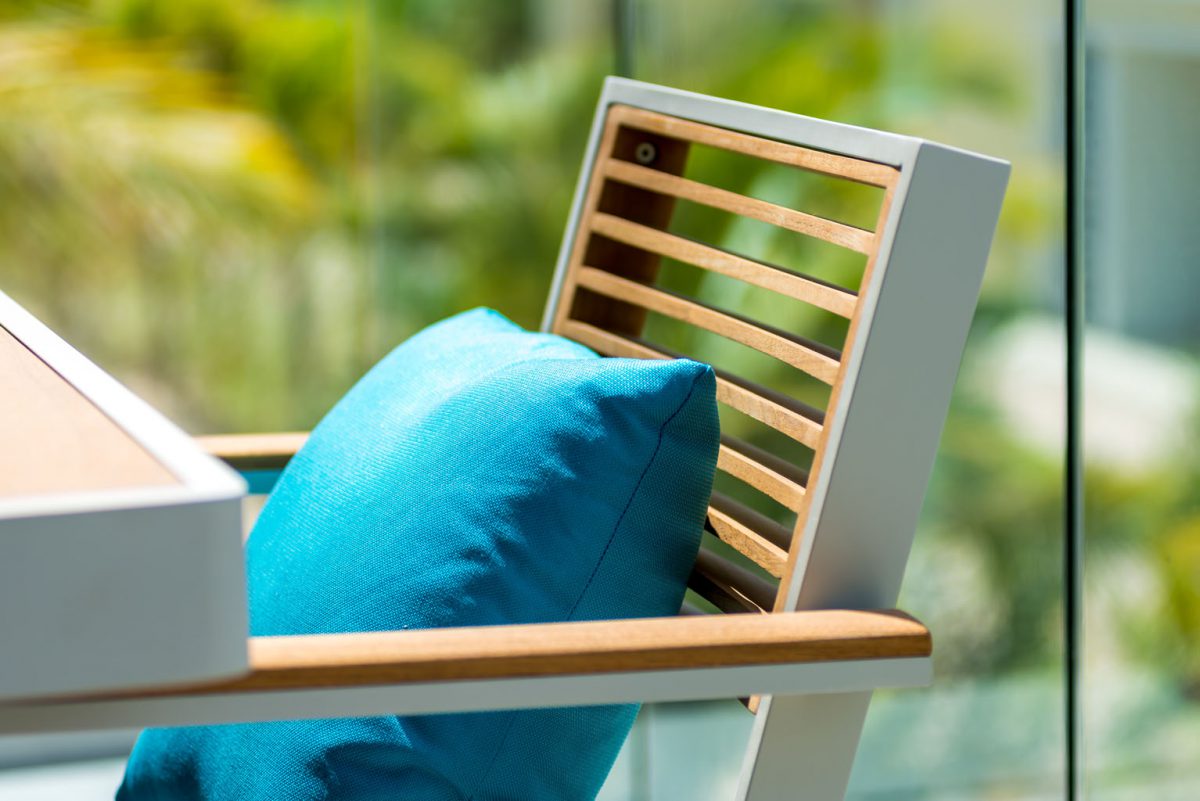 York white aluminum bistro armchair with teak slat back – close-up detail