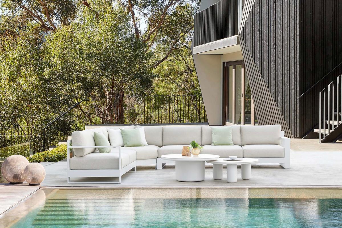 Iris aluminum right-arm outdoor chaise module – shown outdoors