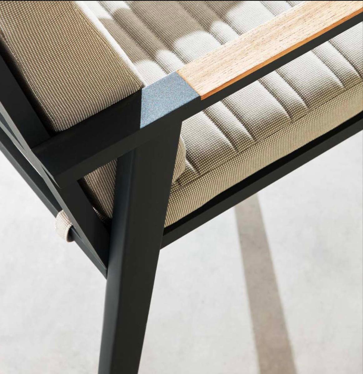 Lovy square aluminum and teak dining set for four – close-up detail