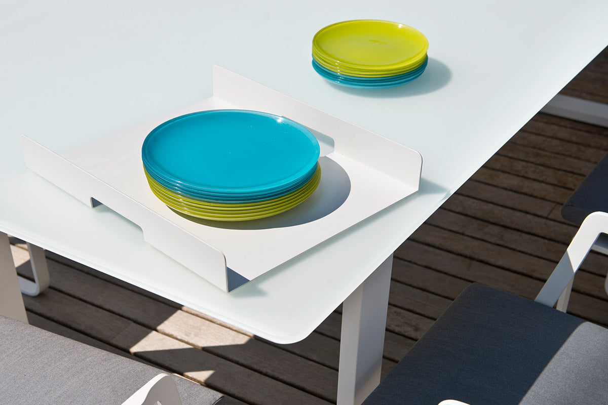 Sun aluminum serving tray with handles – close-up detail