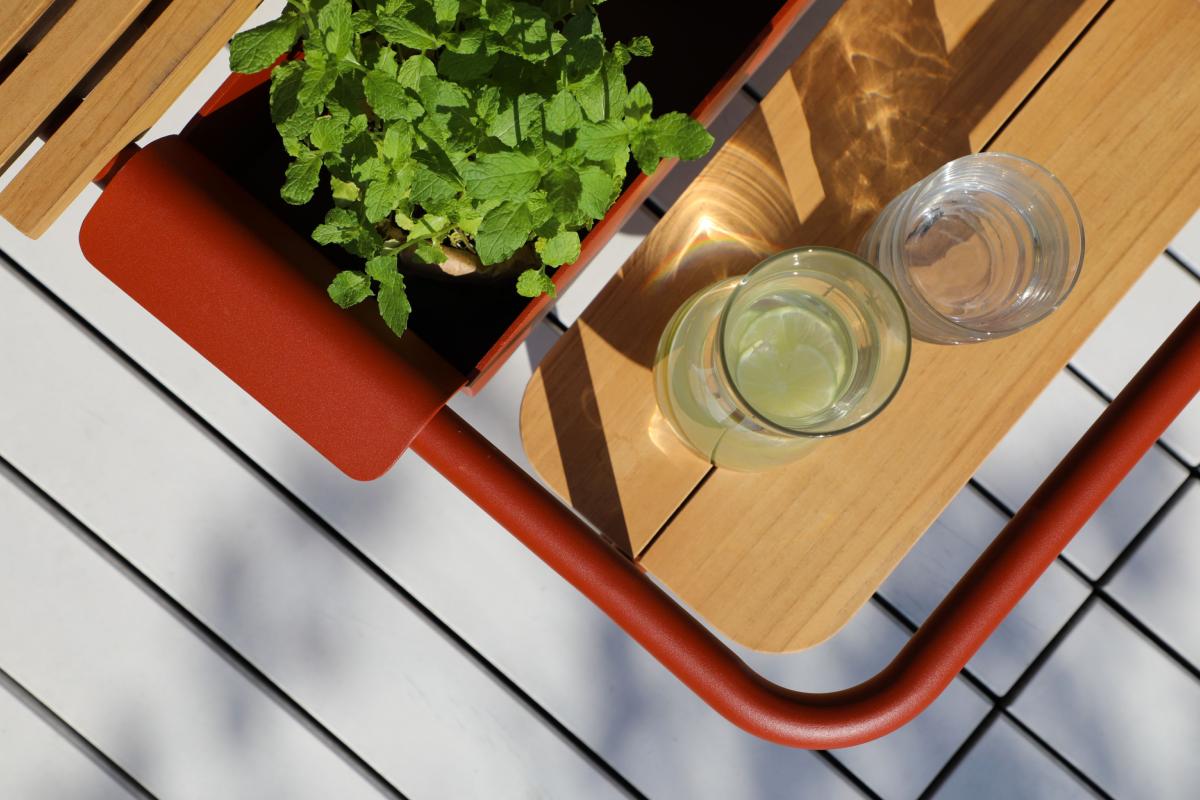 Sunny aluminum coffee table with teak center and drink cooler – close-up detail (2)