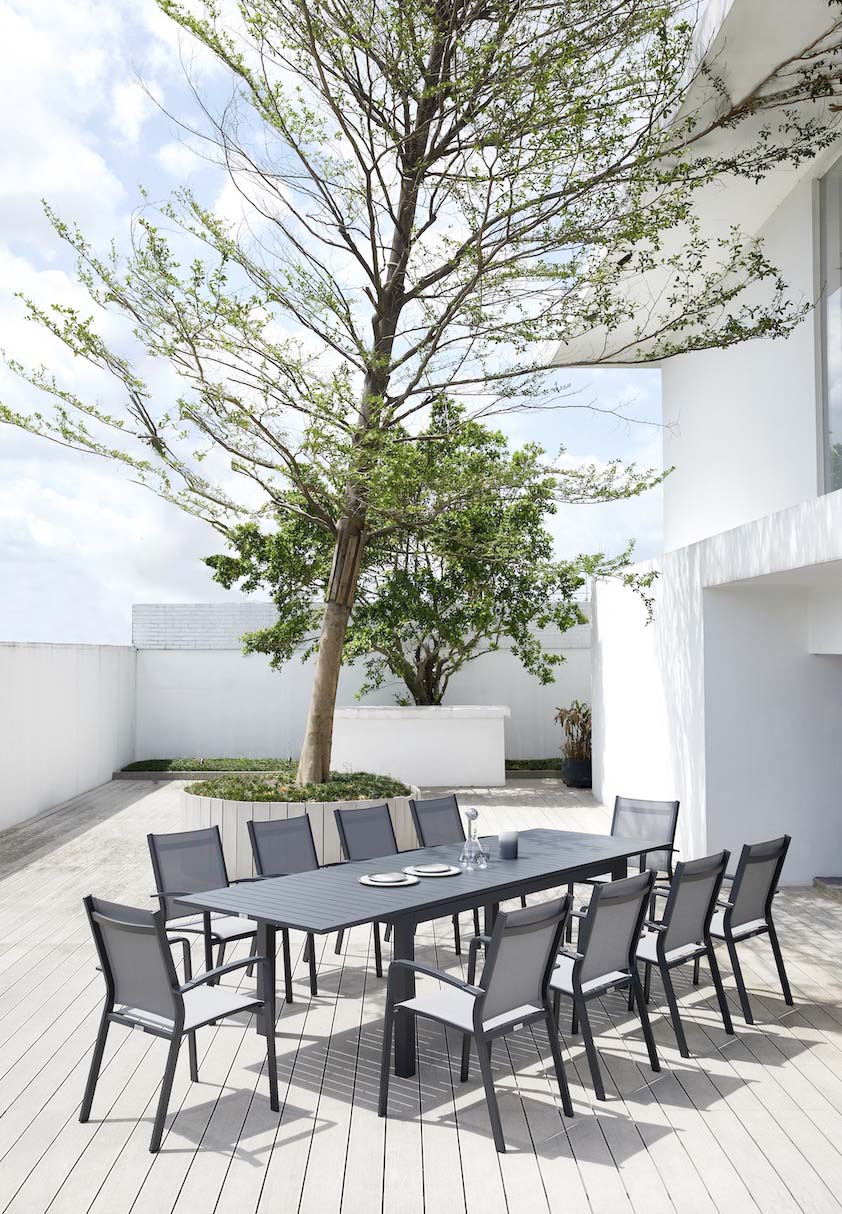 Filly extendable anthracite aluminum outdoor dining table – shown outdoors (3)