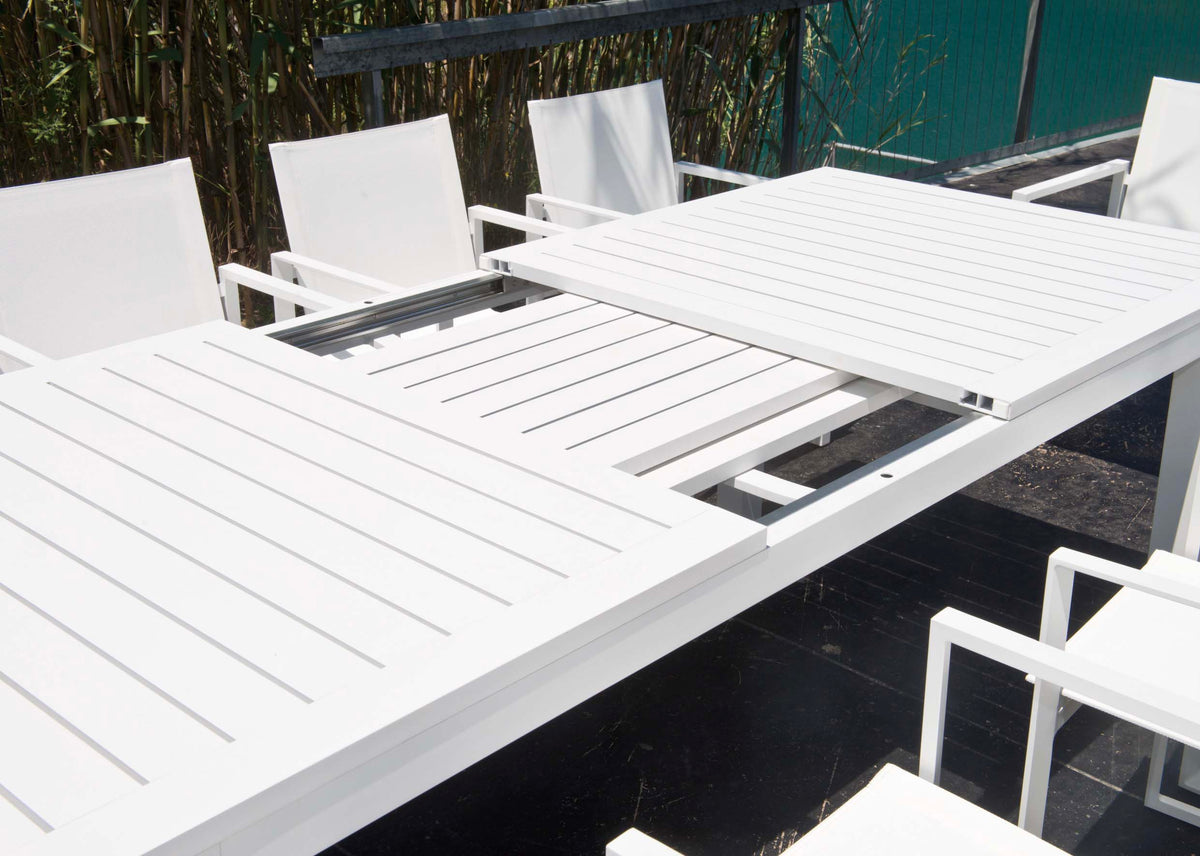 Filly extendable white aluminum outdoor dining table – close-up detail