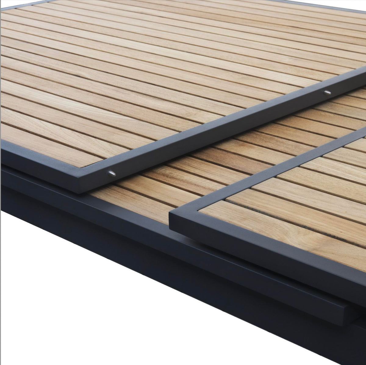 Tory extendable black aluminum and teak outdoor dining table – close-up detail (2)