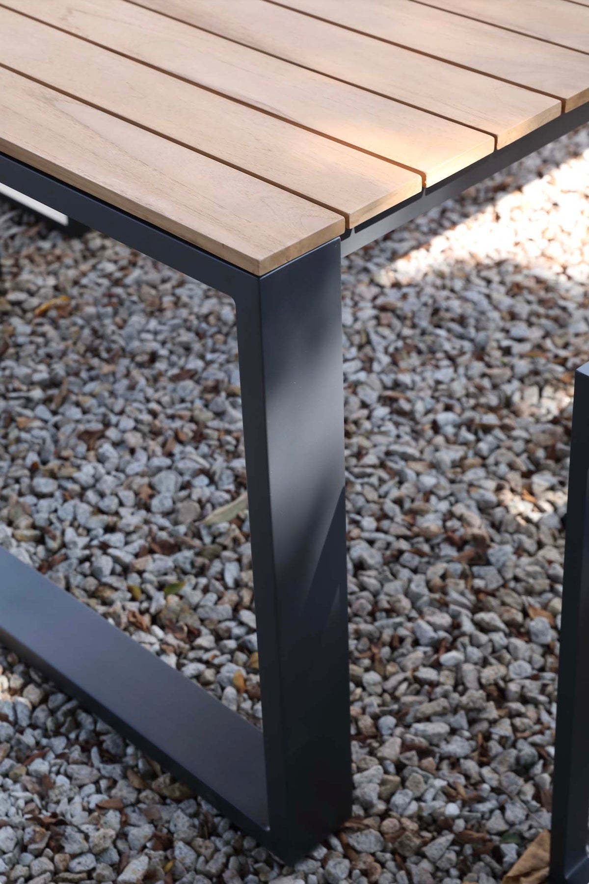 Como black aluminum and teak outdoor dining table, 240 cm – close-up detail