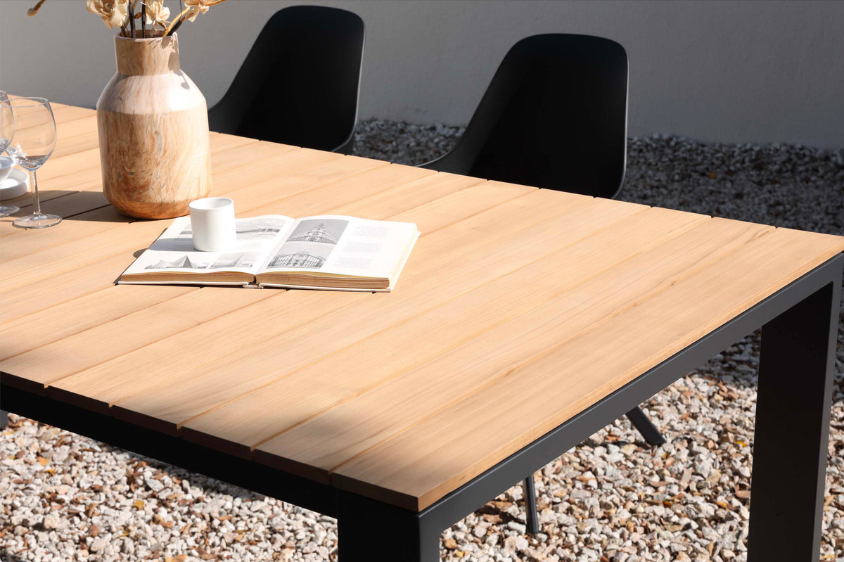 Como black aluminum and teak outdoor dining table, 200 cm – close-up detail