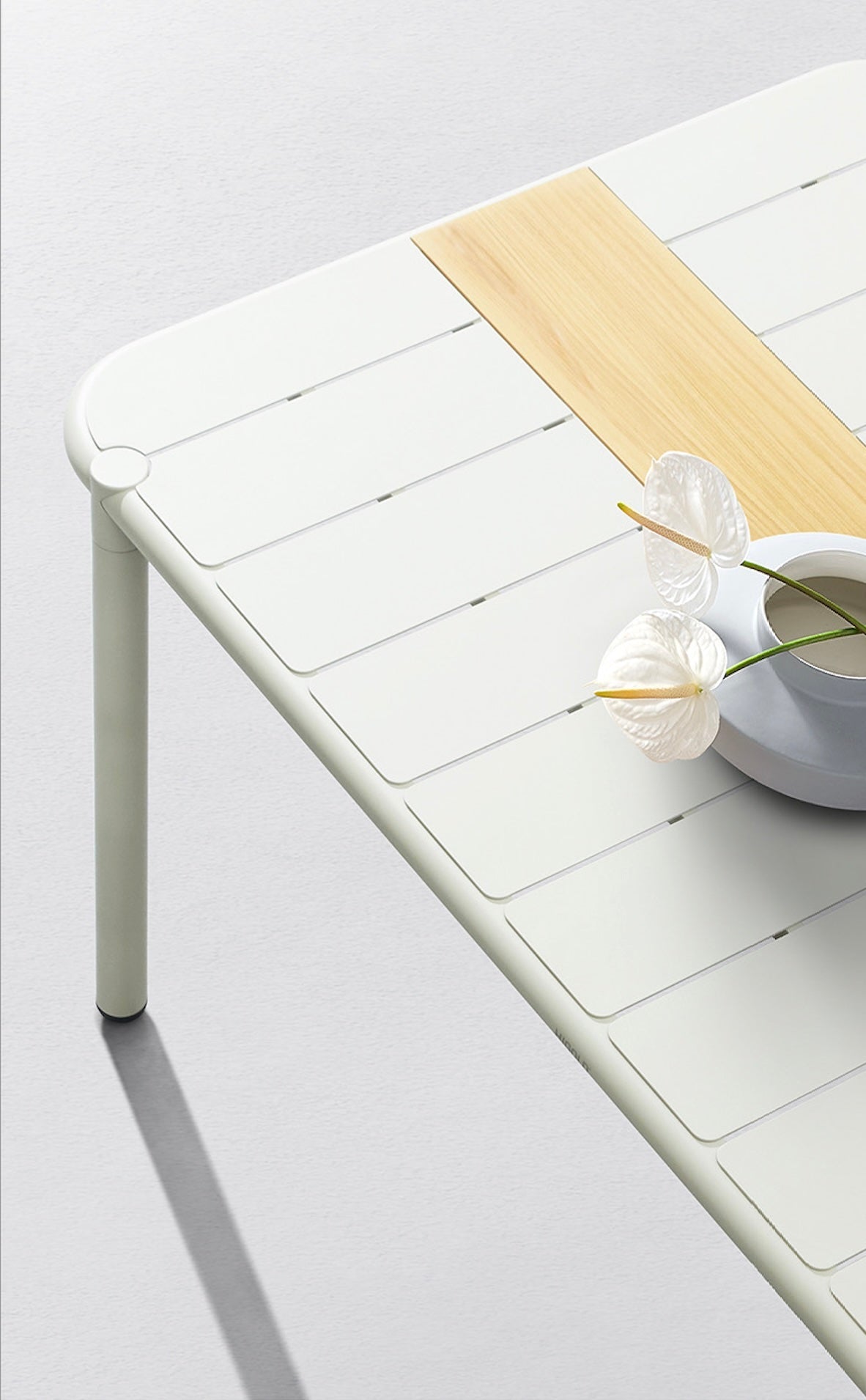 Sarran black aluminum restaurant table for six, 175 cm – close-up detail