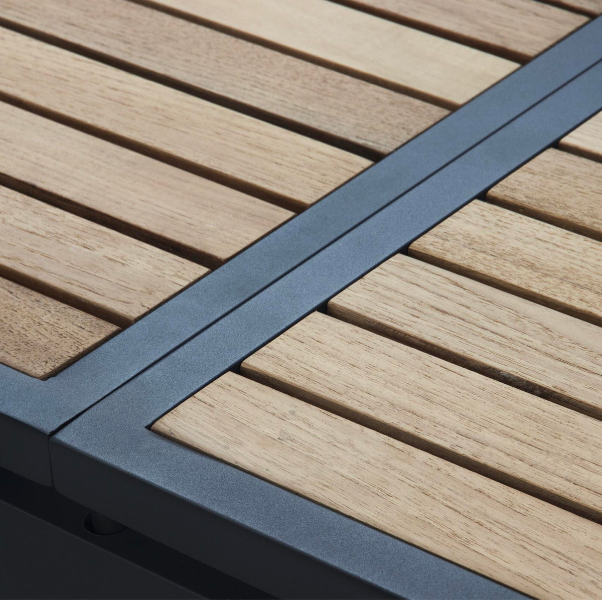Tory extendable black aluminum and teak outdoor dining table – close-up detail (3)