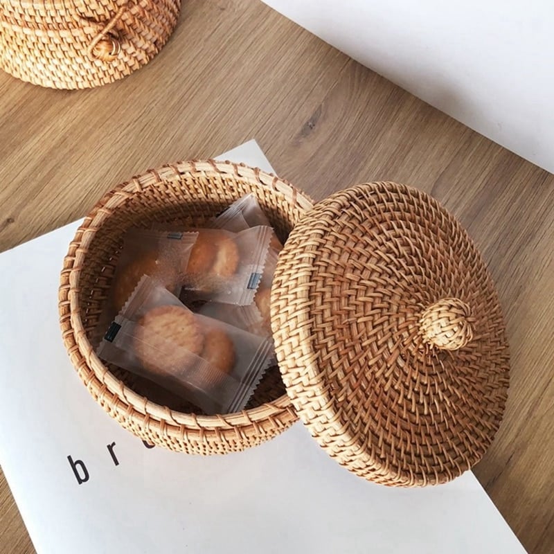 Handwoven golden rattan cookie box with a fitted lid – close-up detail (2)