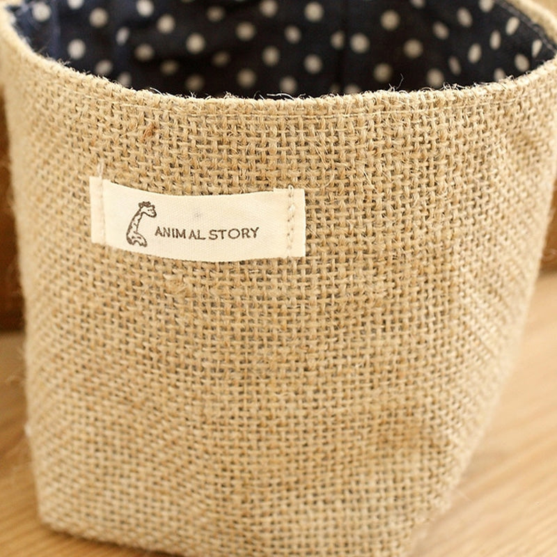 Hanging cotton and linen storage pocket with a reinforced handle – close-up detail (2)