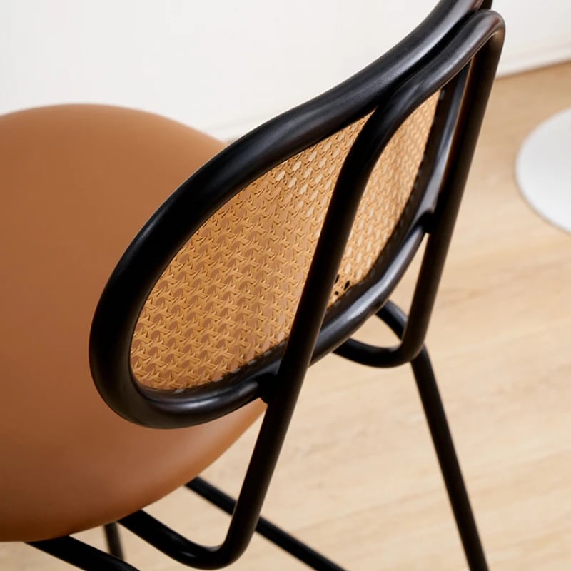Hand-braided rattan bar stool with an embossed leather seat – close-up detail (2)