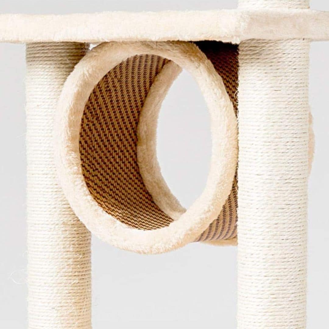 Rattan cat tower with soft fleece lining – close-up detail (2)